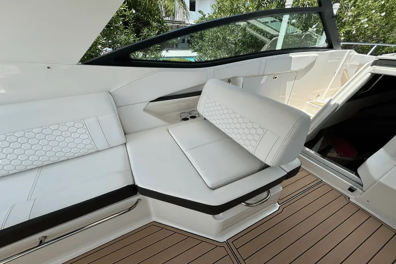 Slide: The Image of Sea Ray 320 SUNDANCER IO 2020 - 30