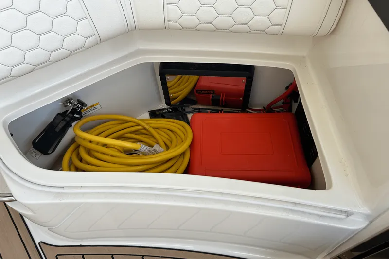 Slide: The Image of Sea Ray 320 SUNDANCER IO 2020 - 31