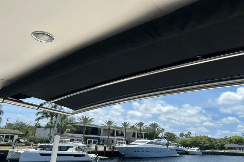 Slide: The Image of Sea Ray 320 SUNDANCER IO 2020 - 33