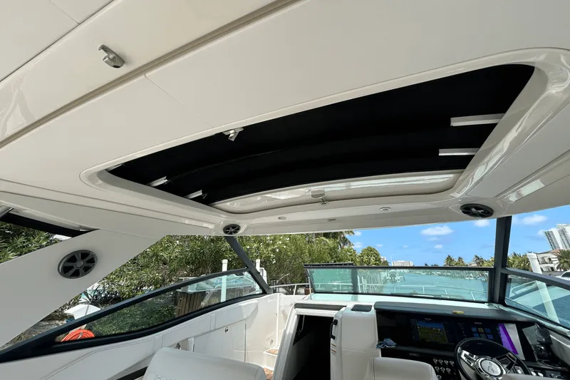 Slide: The Image of Sea Ray 320 SUNDANCER IO 2020 - 34