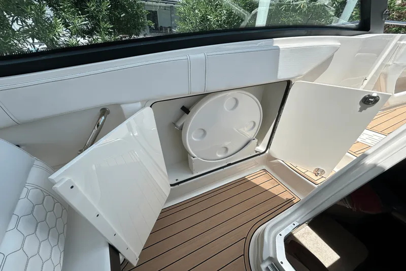 Slide: The Image of Sea Ray 320 SUNDANCER IO 2020 - 35