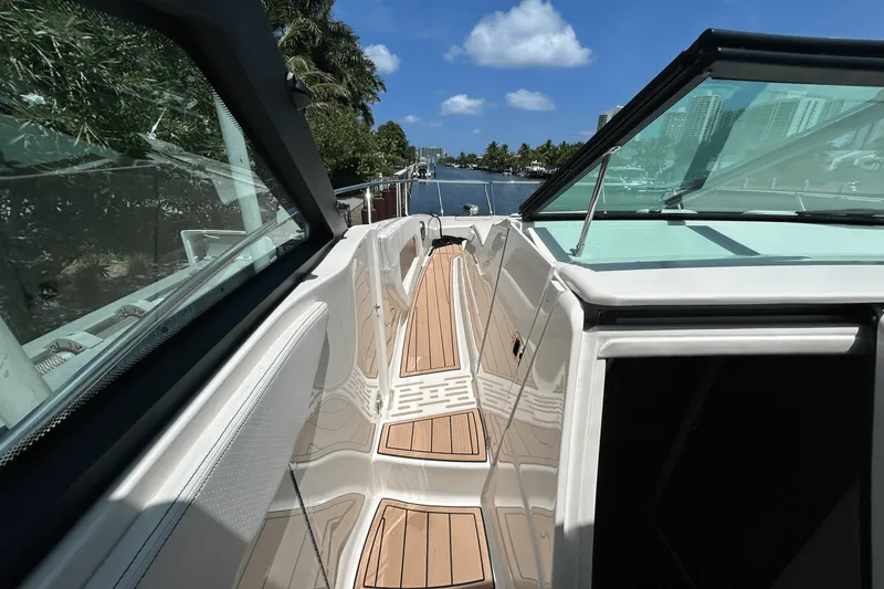 Slide: The Image of Sea Ray 320 SUNDANCER IO 2020 - 37