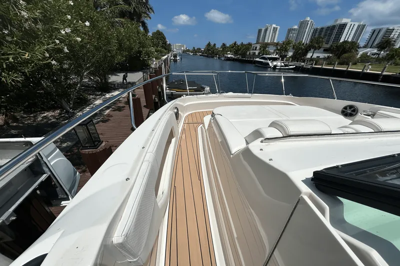 Slide: The Image of Sea Ray 320 SUNDANCER IO 2020 - 38