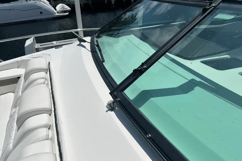 Slide: The Image of Sea Ray 320 SUNDANCER IO 2020 - 40