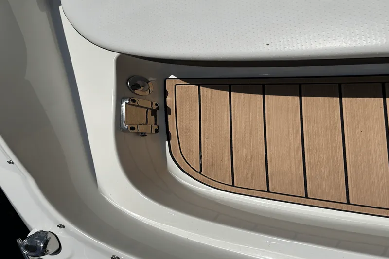 Slide: The Image of Sea Ray 320 SUNDANCER IO 2020 - 42