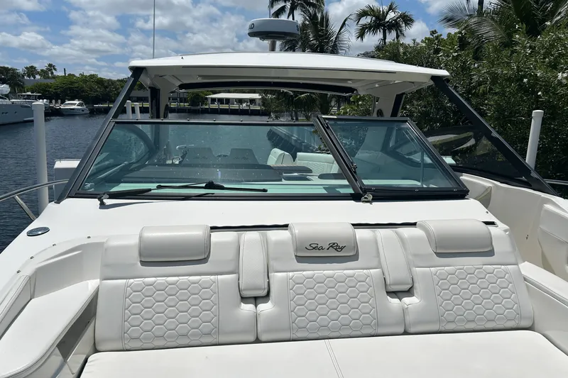 Slide: The Image of Sea Ray 320 SUNDANCER IO 2020 - 43