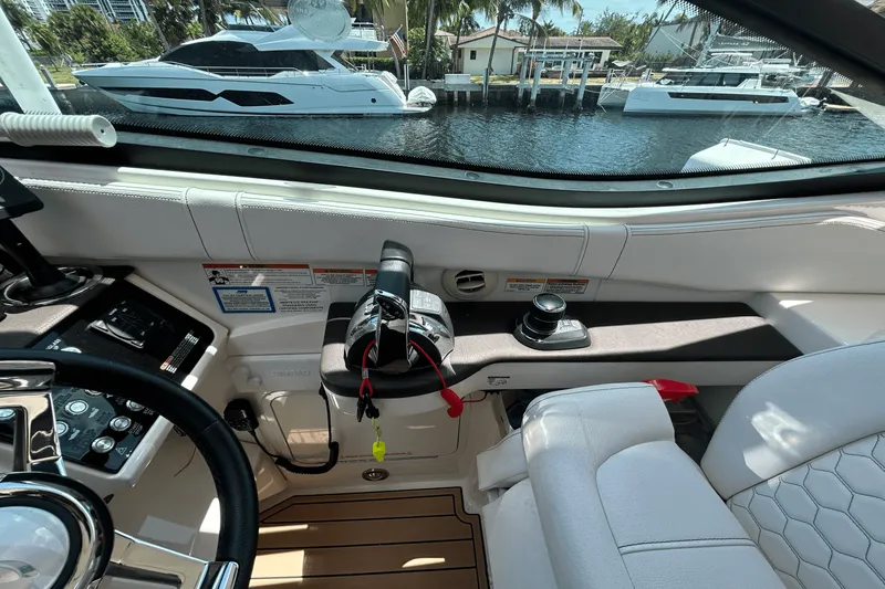 Slide: The Image of Sea Ray 320 SUNDANCER IO 2020 - 47