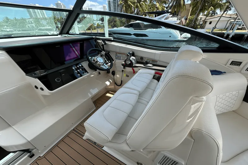 Slide: The Image of Sea Ray 320 SUNDANCER IO 2020 - 48