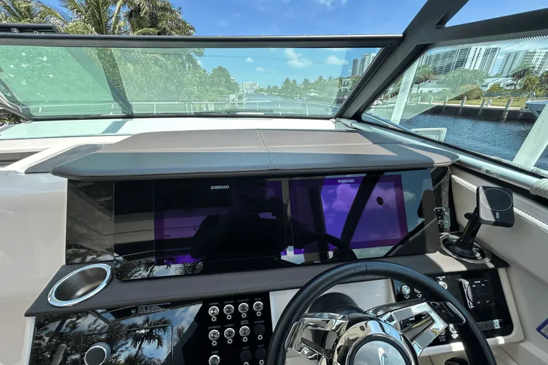 Slide: The Image of Sea Ray 320 SUNDANCER IO 2020 - 49