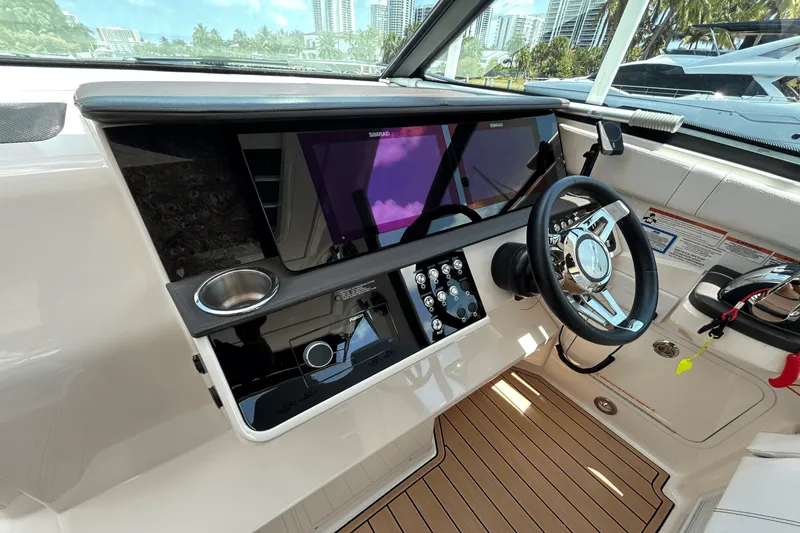 Slide: The Image of Sea Ray 320 SUNDANCER IO 2020 - 50