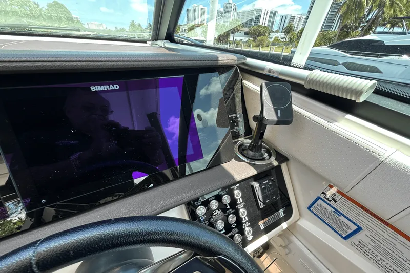 Slide: The Image of Sea Ray 320 SUNDANCER IO 2020 - 51