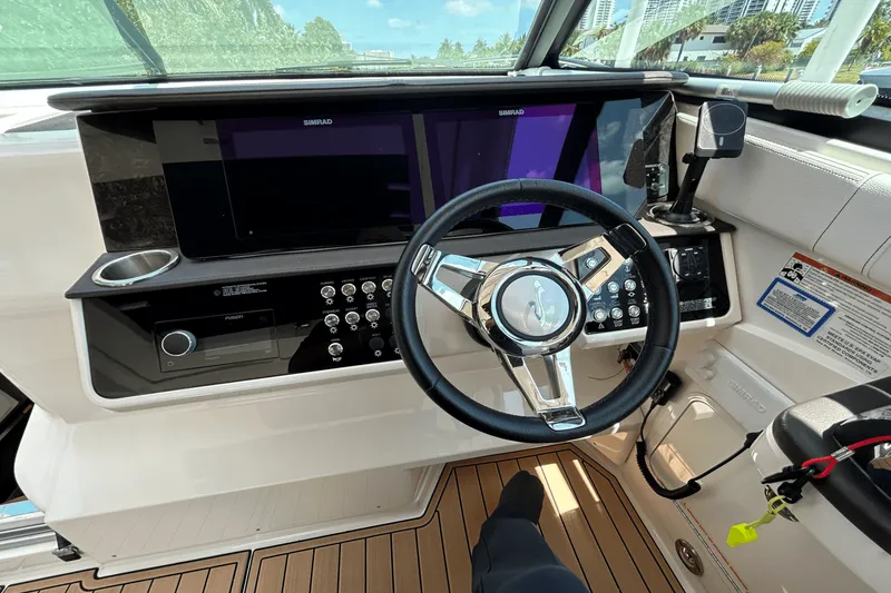 Slide: The Image of Sea Ray 320 SUNDANCER IO 2020 - 52