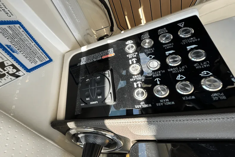 Slide: The Image of Sea Ray 320 SUNDANCER IO 2020 - 53