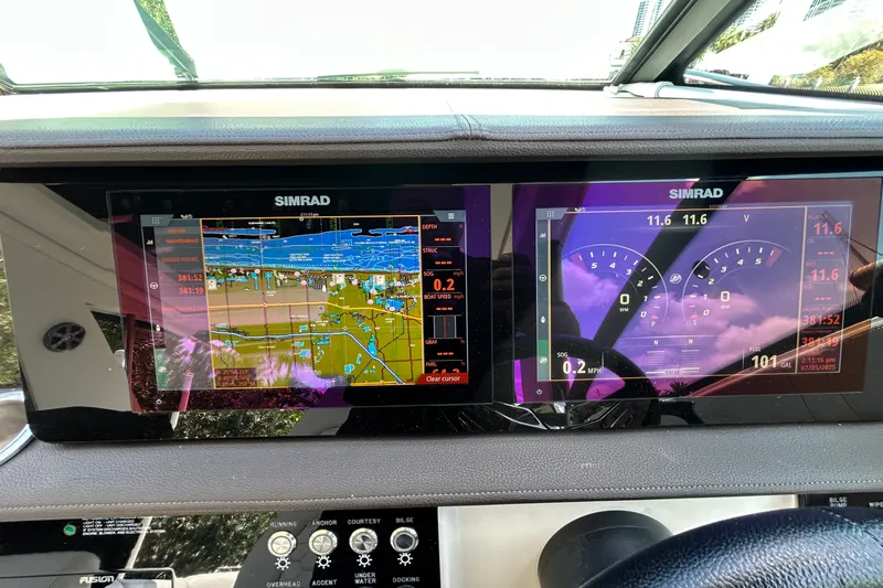 Slide: The Image of Sea Ray 320 SUNDANCER IO 2020 - 55