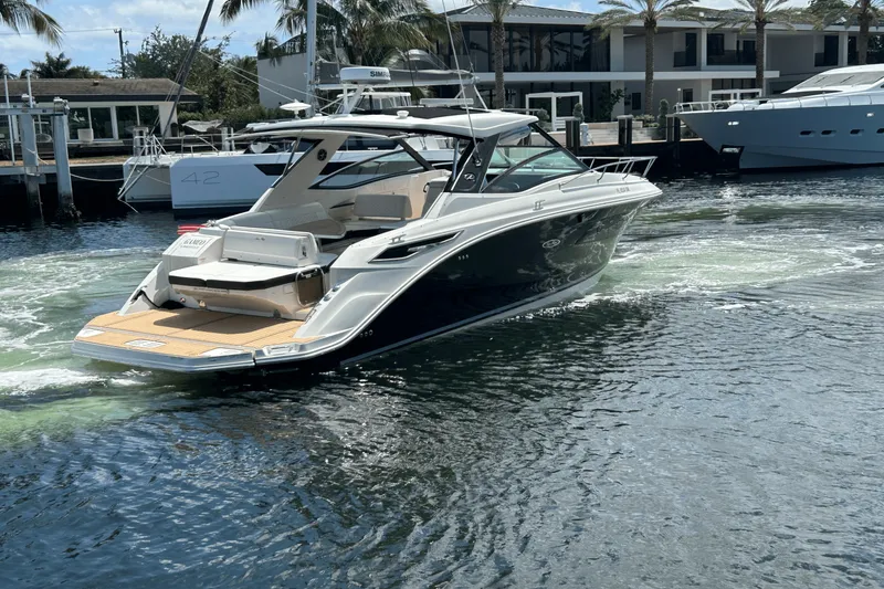 Slide: The Image of Sea Ray 320 SUNDANCER IO 2020 - 6