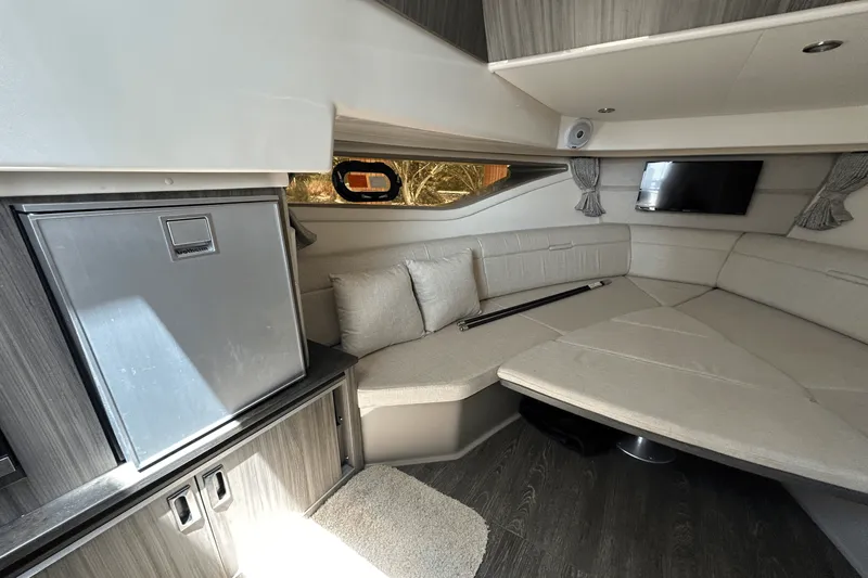 Slide: The Image of Sea Ray 320 SUNDANCER IO 2020 - 60