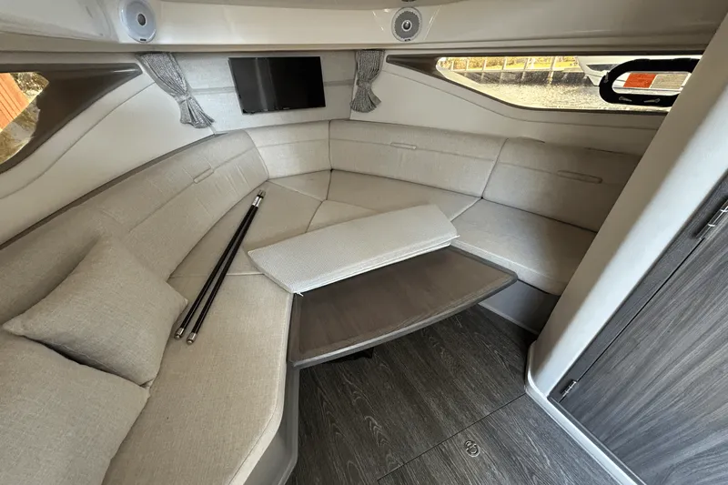 Slide: The Image of Sea Ray 320 SUNDANCER IO 2020 - 61