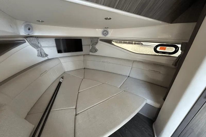 Slide: The Image of Sea Ray 320 SUNDANCER IO 2020 - 62