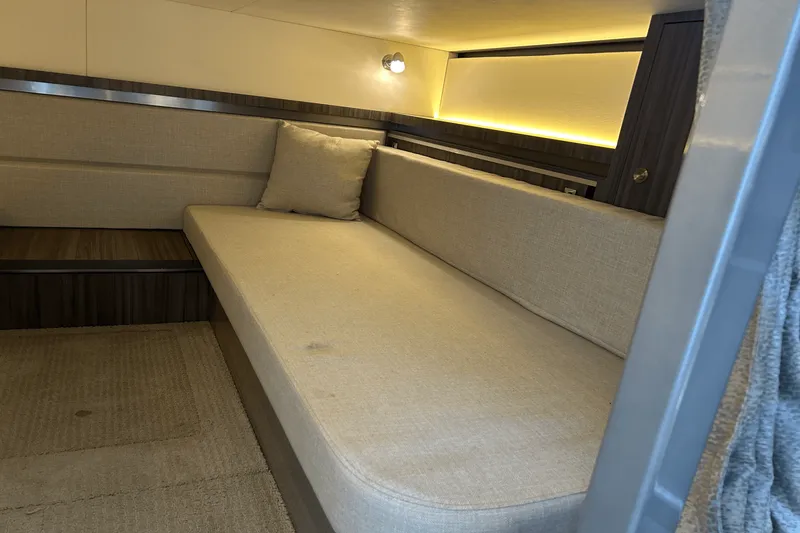 Slide: The Image of Sea Ray 320 SUNDANCER IO 2020 - 63