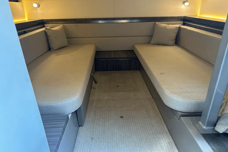 Slide: The Image of Sea Ray 320 SUNDANCER IO 2020 - 65