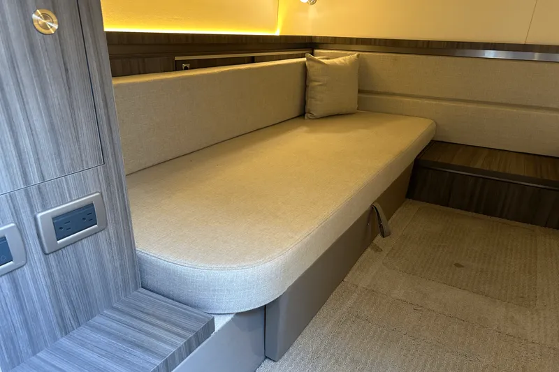 Slide: The Image of Sea Ray 320 SUNDANCER IO 2020 - 66