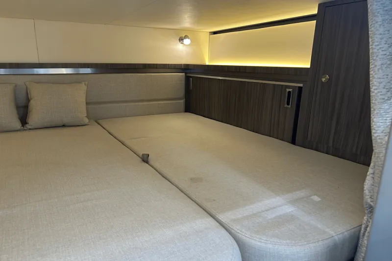 Slide: The Image of Sea Ray 320 SUNDANCER IO 2020 - 68