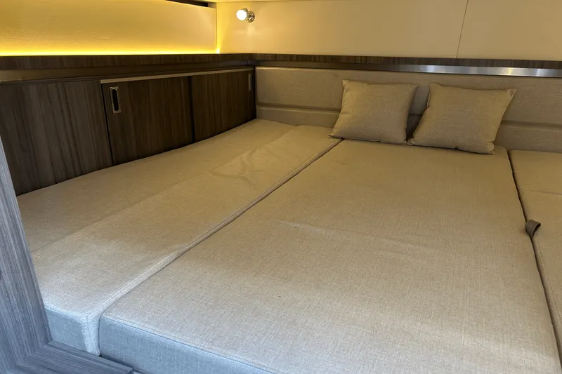 Slide: The Image of Sea Ray 320 SUNDANCER IO 2020 - 69