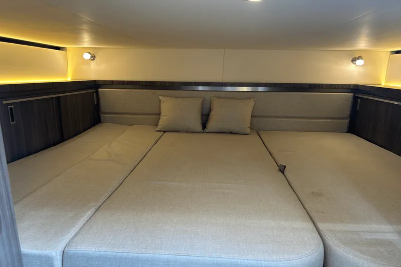 Slide: The Image of Sea Ray 320 SUNDANCER IO 2020 - 70