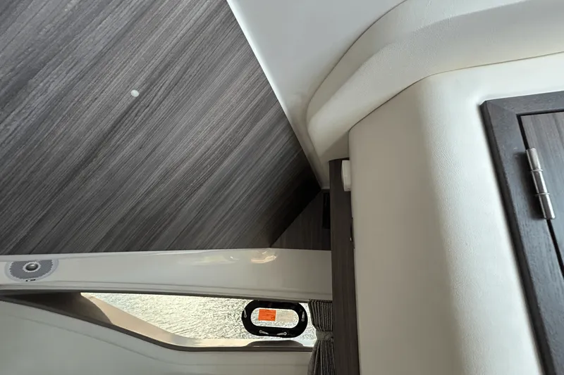 Slide: The Image of Sea Ray 320 SUNDANCER IO 2020 - 71