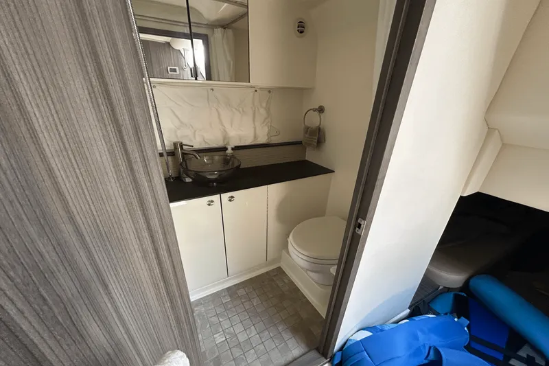 Slide: The Image of Sea Ray 320 SUNDANCER IO 2020 - 73