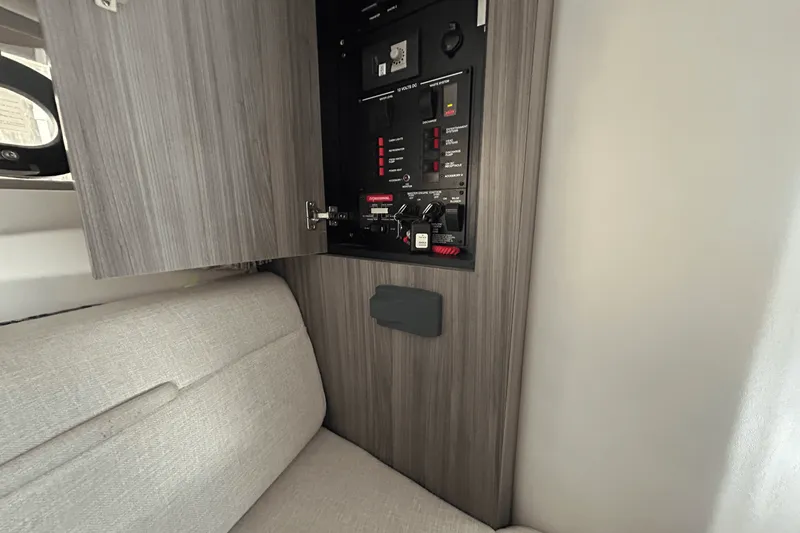 Slide: The Image of Sea Ray 320 SUNDANCER IO 2020 - 74