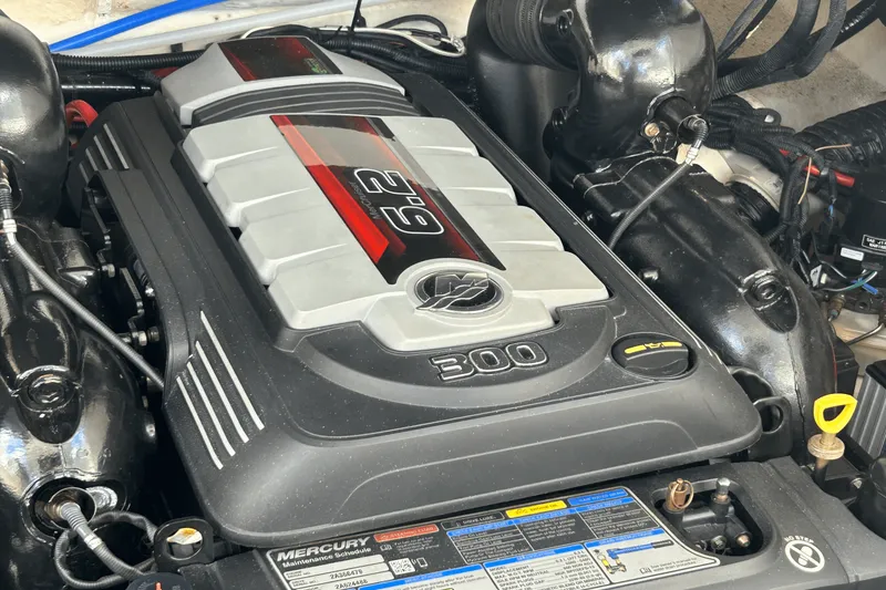 Slide: The Image of Sea Ray 320 SUNDANCER IO 2020 - 77