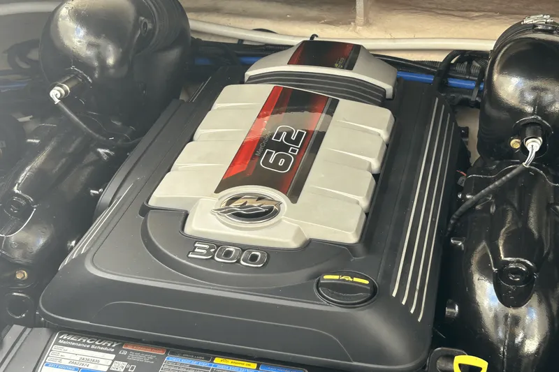 Slide: The Image of Sea Ray 320 SUNDANCER IO 2020 - 78