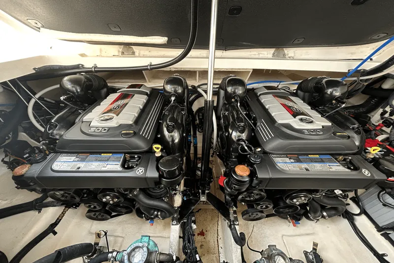 Slide: The Image of Sea Ray 320 SUNDANCER IO 2020 - 79