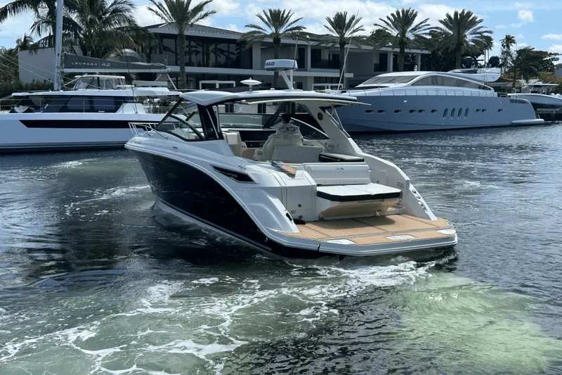 Slide: The Image of Sea Ray 320 SUNDANCER IO 2020 - 8