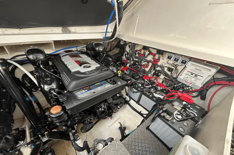 Slide: The Image of Sea Ray 320 SUNDANCER IO 2020 - 81