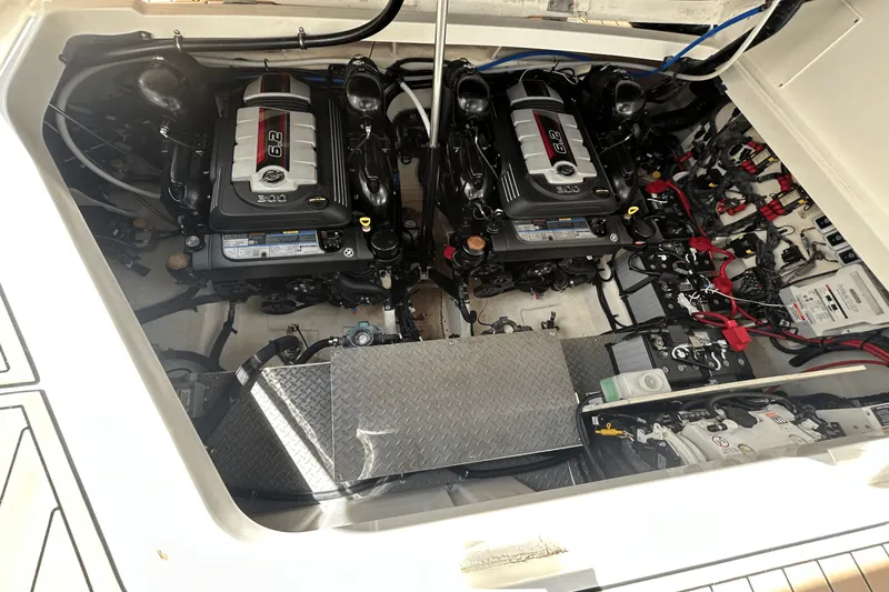 Slide: The Image of Sea Ray 320 SUNDANCER IO 2020 - 82