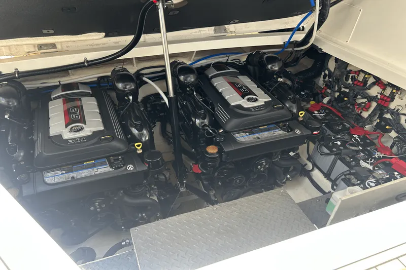 Slide: The Image of Sea Ray 320 SUNDANCER IO 2020 - 83