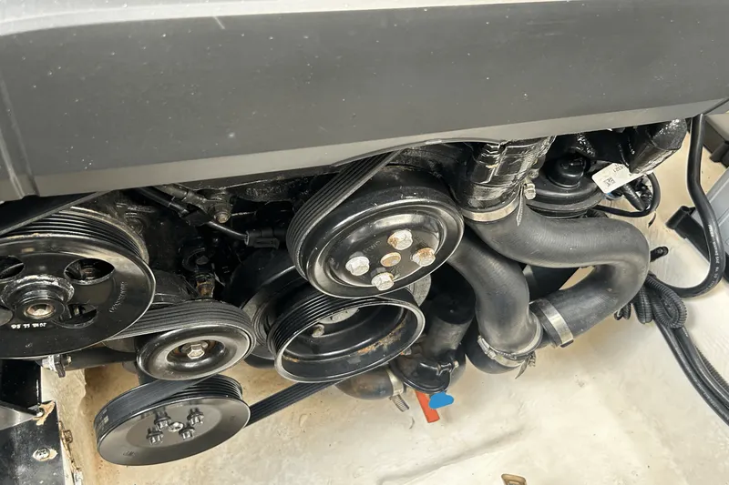 Slide: The Image of Sea Ray 320 SUNDANCER IO 2020 - 85