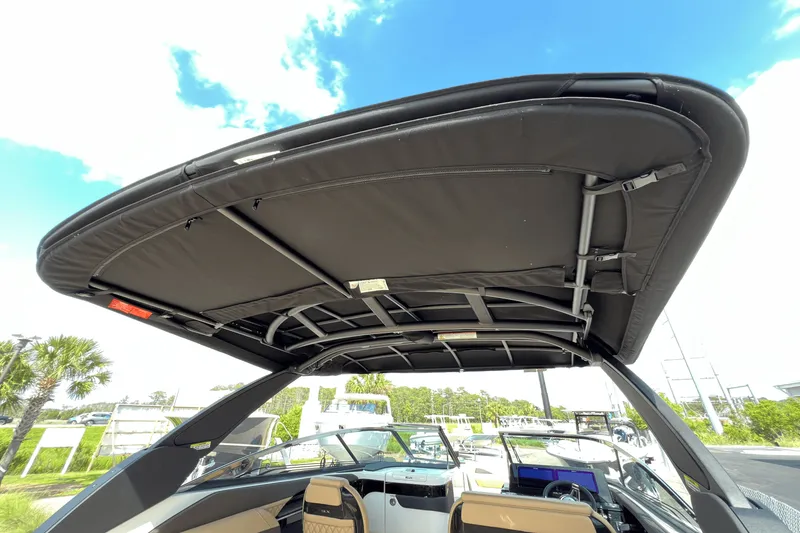 Slide: The Image of Sea Ray SLX 280 2025 - 11