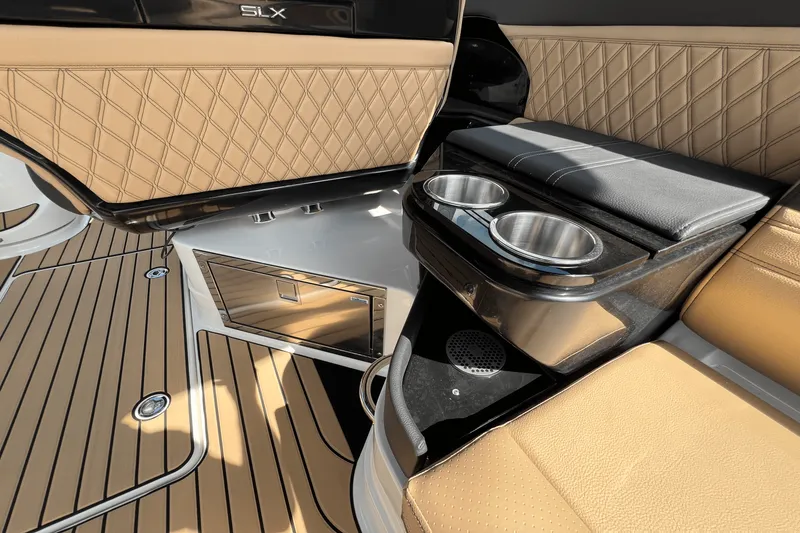 Slide: The Image of Sea Ray SLX 280 2025 - 13