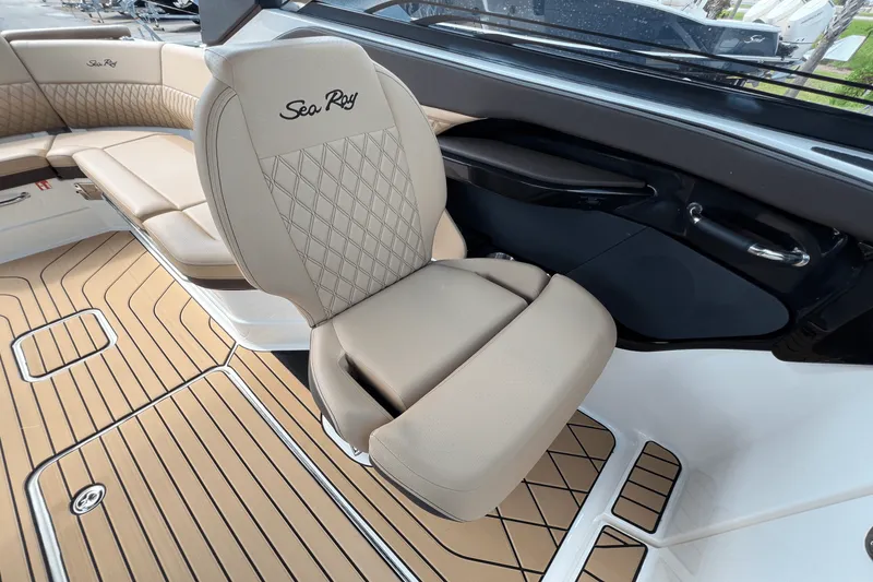 Slide: The Image of Sea Ray SLX 280 2025 - 14