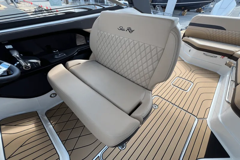 Slide: The Image of Sea Ray SLX 280 2025 - 15