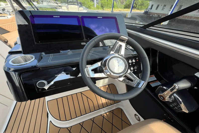 Slide: The Image of Sea Ray SLX 280 2025 - 16