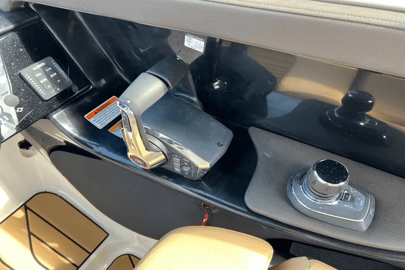 Slide: The Image of Sea Ray SLX 280 2025 - 17