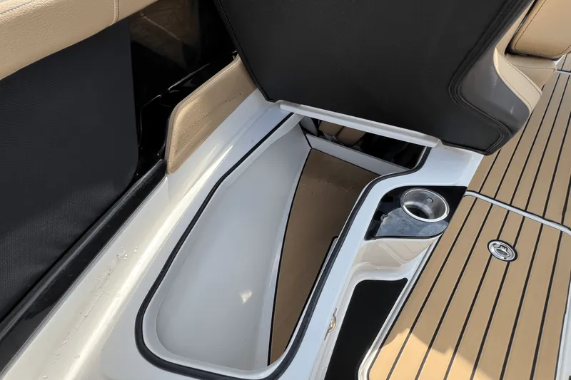 Slide: The Image of Sea Ray SLX 280 2025 - 22