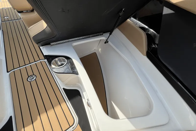 Slide: The Image of Sea Ray SLX 280 2025 - 23