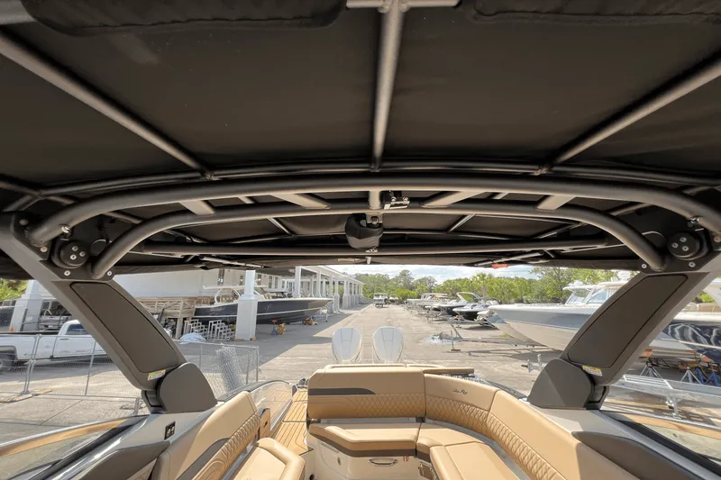 Slide: The Image of Sea Ray SLX 280 2025 - 24