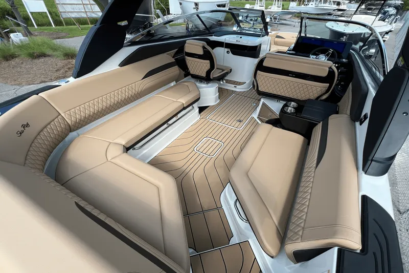 Slide: The Image of Sea Ray SLX 280 2025 - 6