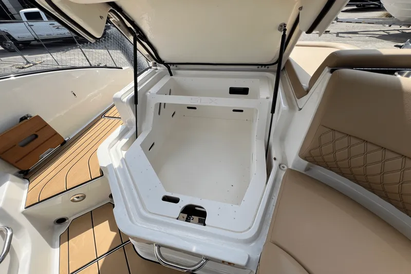 Slide: The Image of Sea Ray SLX 280 2025 - 8